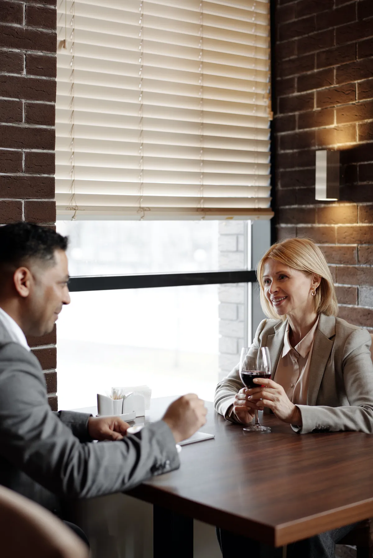 Linda a eu un rendez-vous avec José dans un café | Source : Pexels