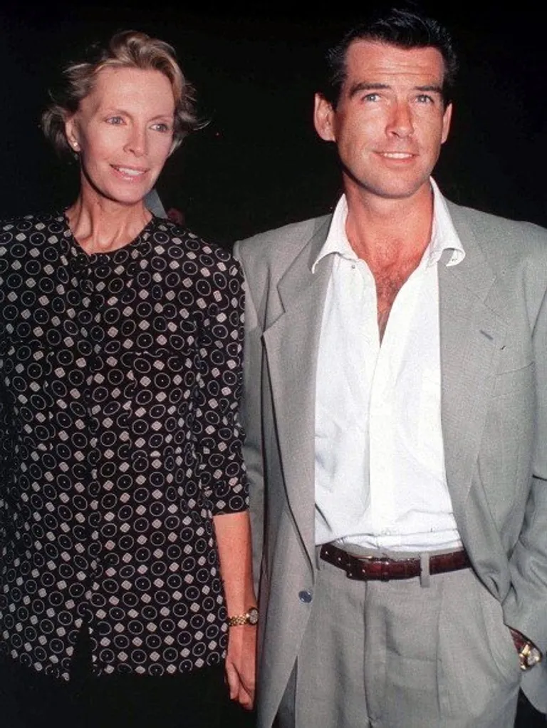 Pierce Brosnan avec sa femme, l'actrice Cassandra Harris, vers 1990. | Photo : Getty Images