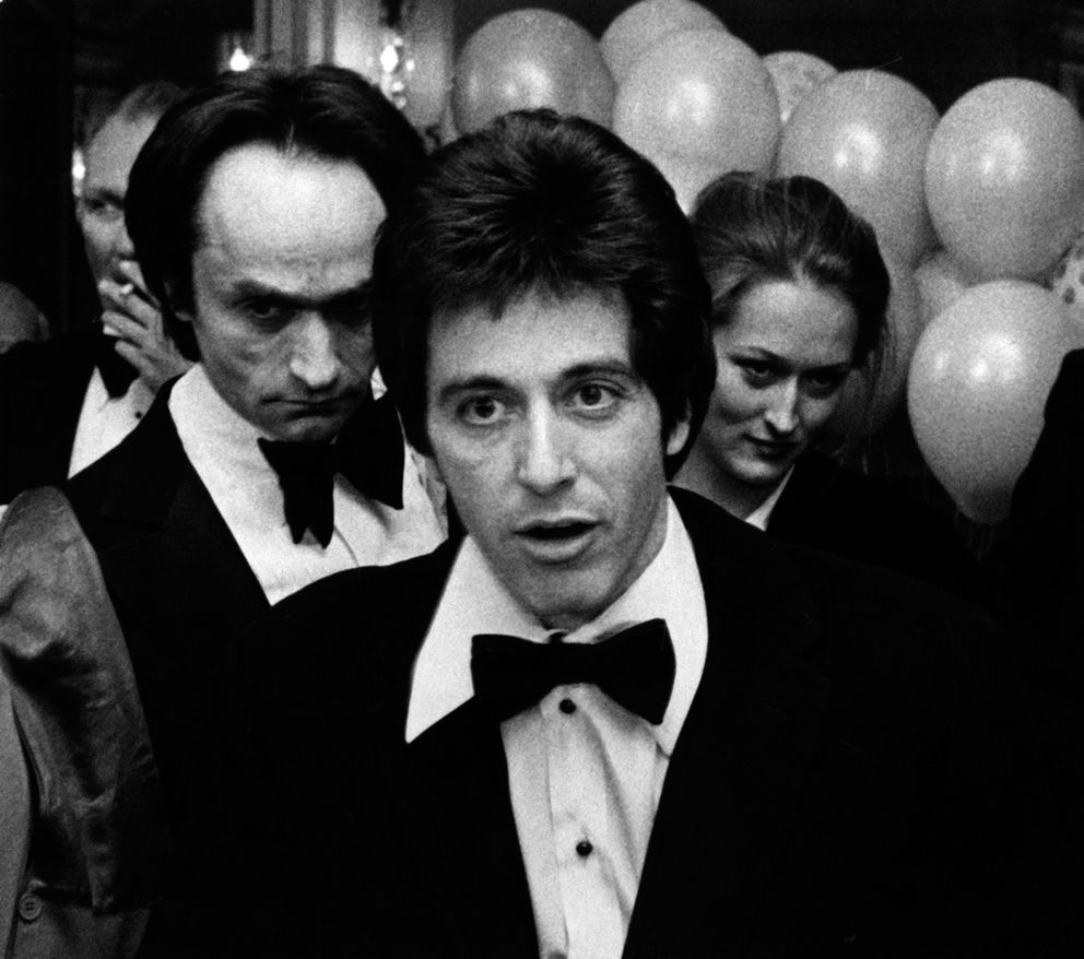 (De gauche à droite) John Cazale, Al Pacino et Meryl Streep assistent à la fête du 75e anniversaire de Lee Strasberg le 29 novembre 1976 à l'hôtel Pierre à New York | Source : Getty Images