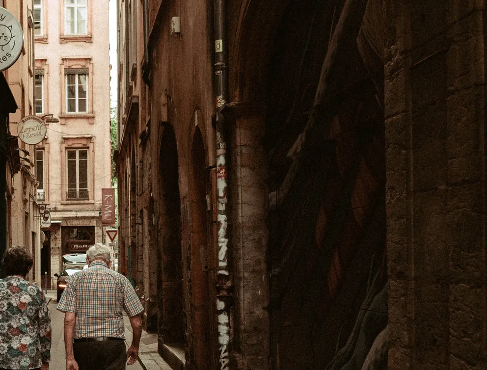 Dos ancianos caminando por las calles. | Foto: Pexels
