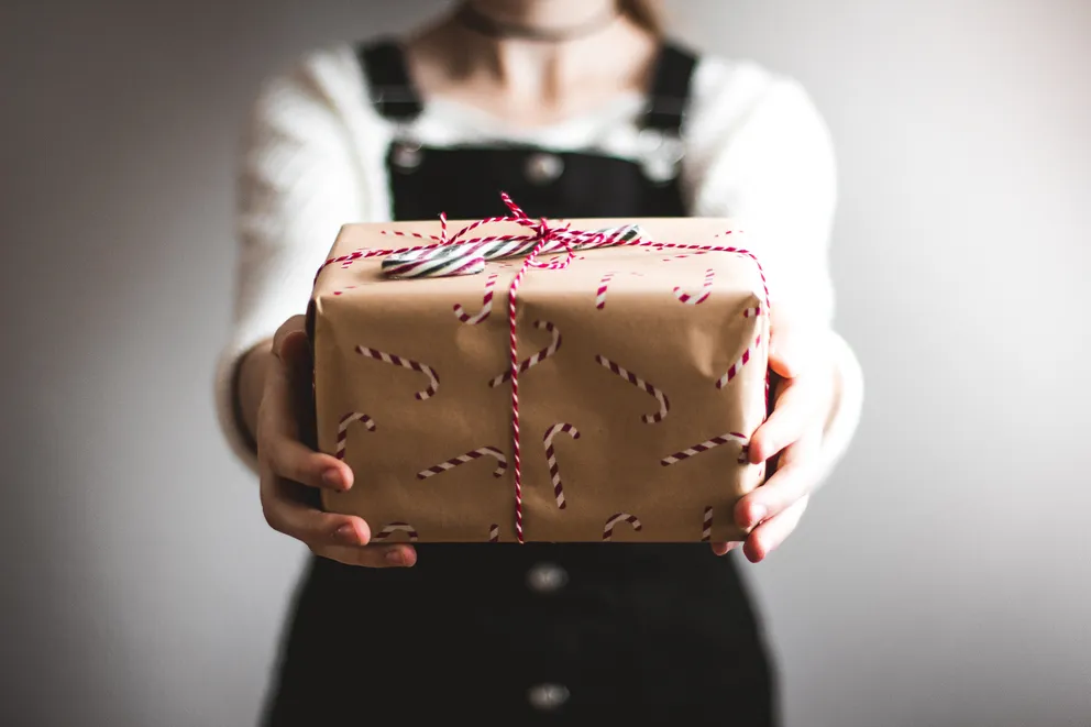 Les personnes en ligne sont informées que les cadeaux ne sont pas des marques de remboursement à réclamer en retour | Photo : Unsplash