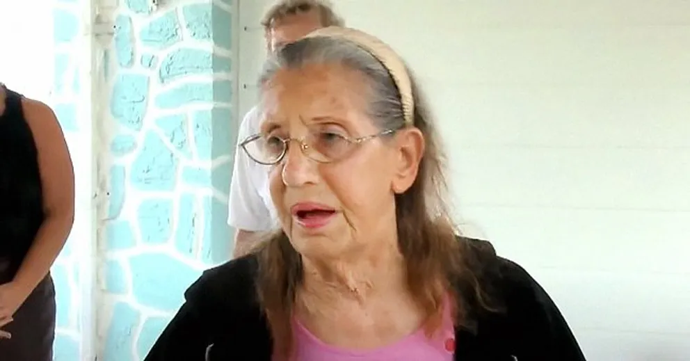 Une femme âgée de Floride qui a été expulsée de sa maison mais qui a reçu de l'aide pour la récupérer. | Photo : youtube.com/abcactionnew