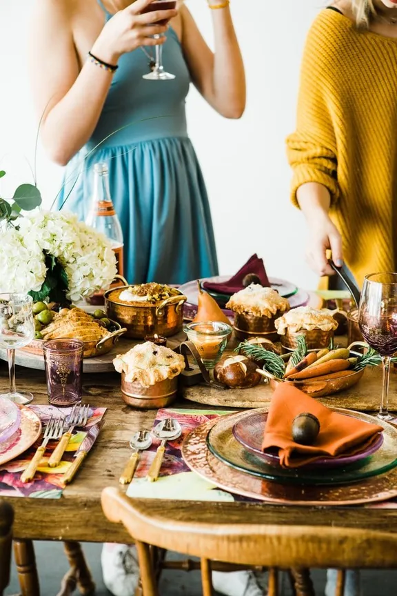 Comida servida en la mesa. | Foto: Unsplash