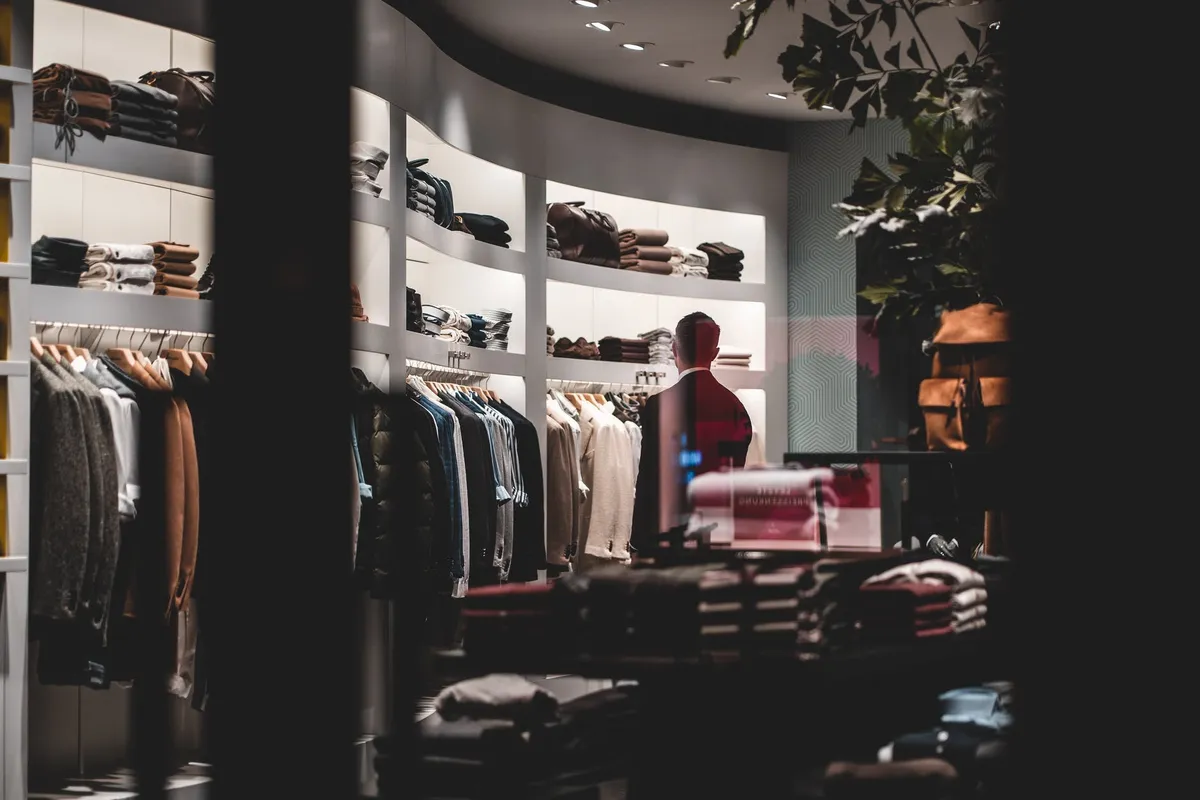 Garrett a salué la cliente mais s'est interrogé sur son budget. | Source : Pexels