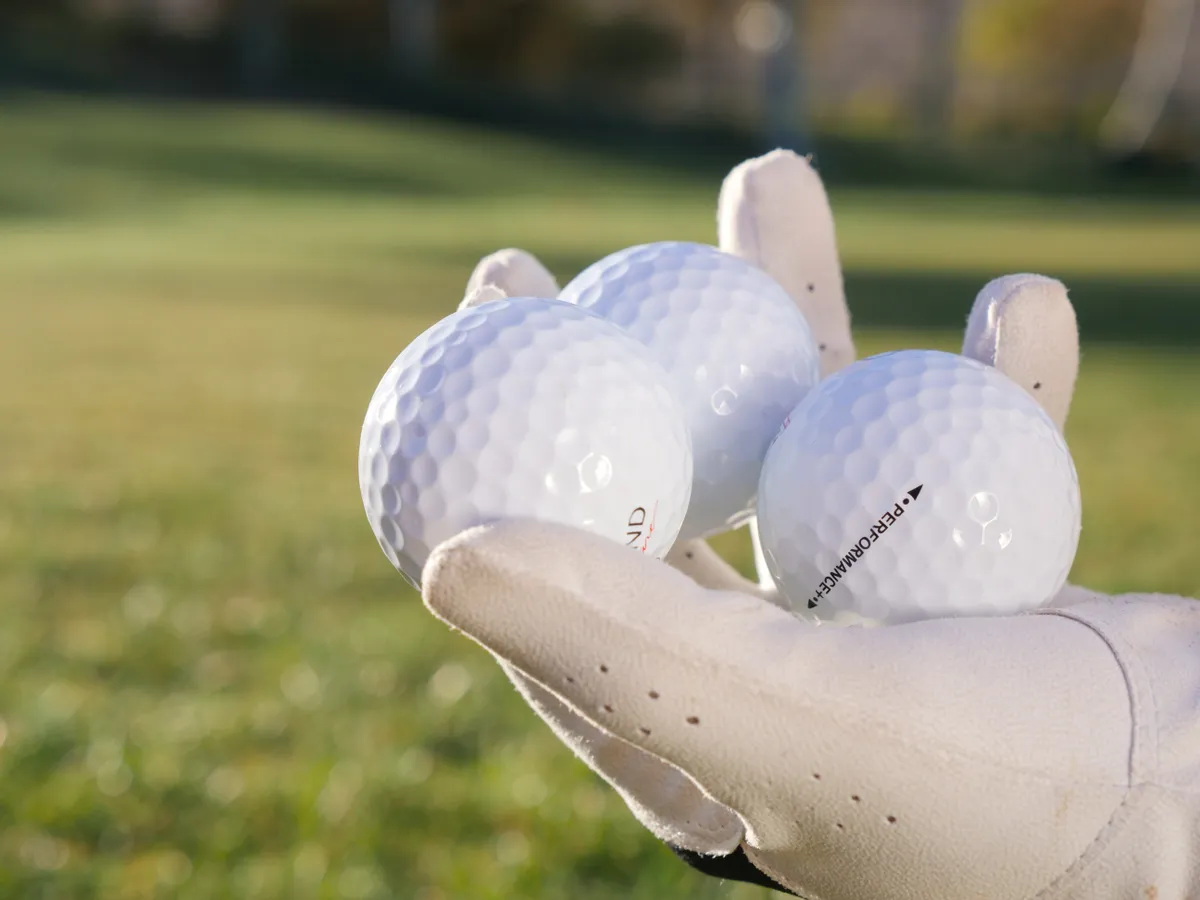 L'homme a oublié son sac à la maison et ne savait pas où mettre les balles de golf. | Photo: Pexels