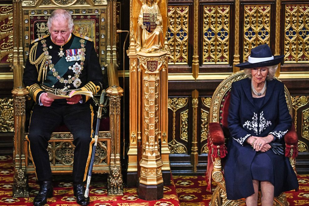 Le roi Charles lll lit le discours de la Reine alors qu'il est assis à côté de sa femme, la reine consort Camilla, duchesse de Cornouailles, dans la chambre de la Chambre des Lords, lors de l'ouverture officielle du Parlement, au Palais de Westminster, le 10 mai 2022 à Londres, en Angleterre. | Source : Getty Images