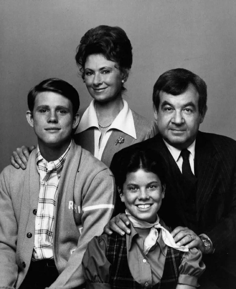 Marion Ross, Tom Bosley, Ron Howard et Erin Moran lors d'un tournage promotionnel pour "Happy Days" en 1974 | Photo : Wikimedia Commons Images, Public Domain