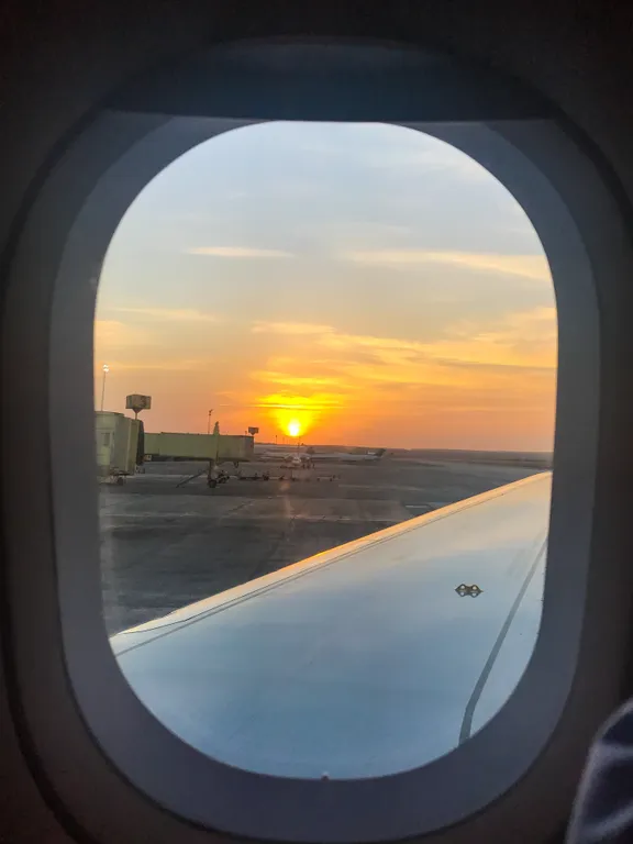 Vista de la pista de un aeropuerto desde la ventanilla de un avión. | Foto: Pexels