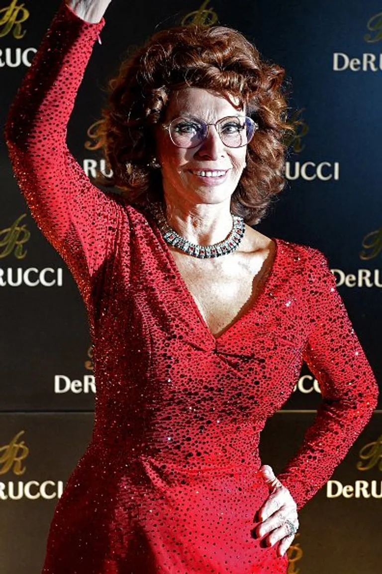 Sophia Loren regarde pendant la fête d'ouverture de DeRucci à Cologne Flora le 19 janvier 2015 à Cologne, en Allemagne. | Photo : Getty Images