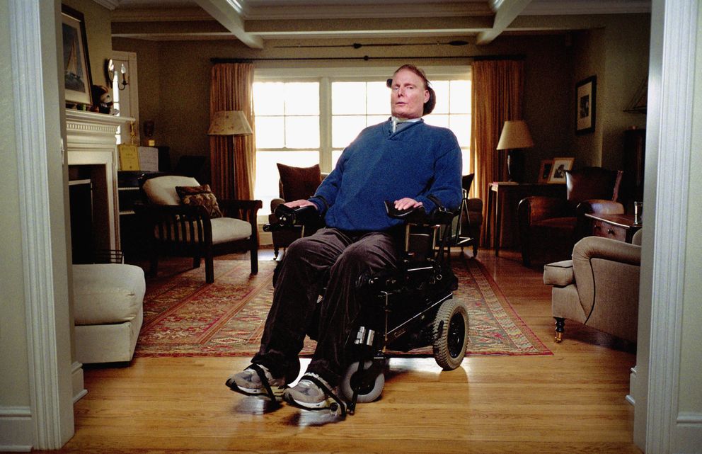 Christopher Reeve en el salón de su casa en el norte del estado de Nueva York. | Foto: Getty Images