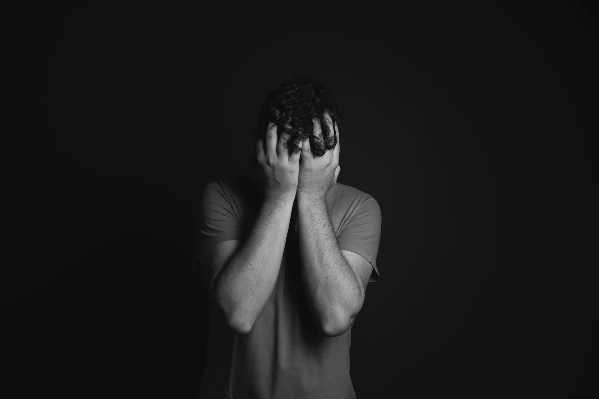 James n'a pas pu s'arrêter de pleurer après avoir réalisé qu'Anna était sa fille et celle de Clara | Photo : Pexels