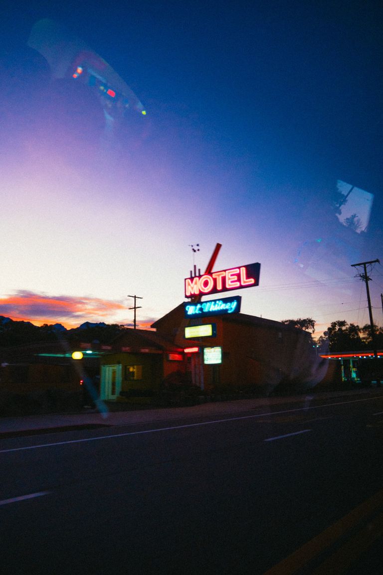 Motel frente a una carretera. | Foto: Pexels