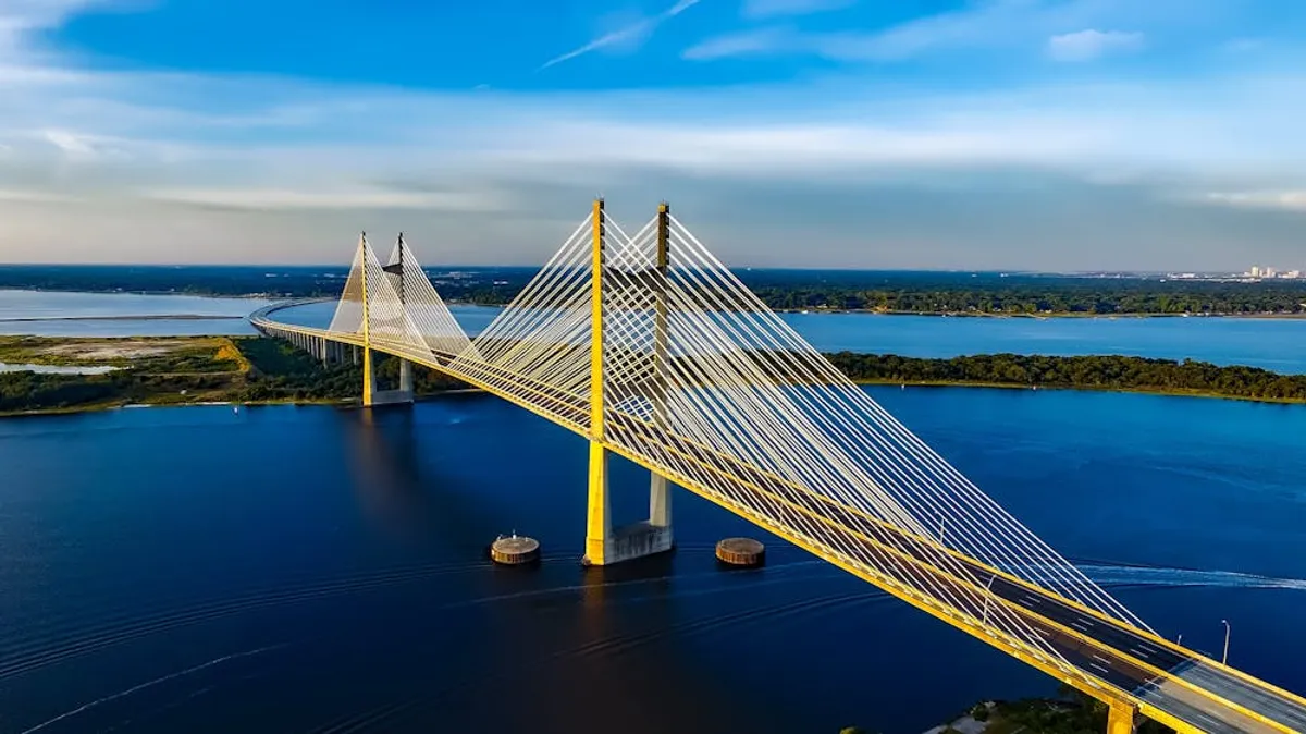 Betonbrücke am Gewässer. | Quelle: Pexels