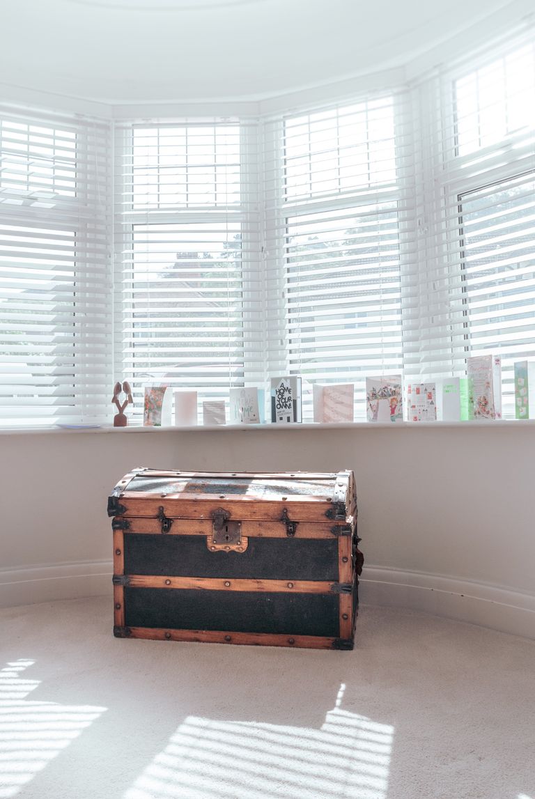 Un viejo arcón de madera en medio de una sala. | Foto: Unsplash
