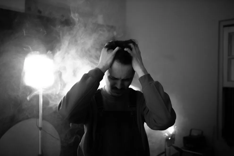 Un hombre enojado con sus manos sobre su cabeza. | Foto: Pexels