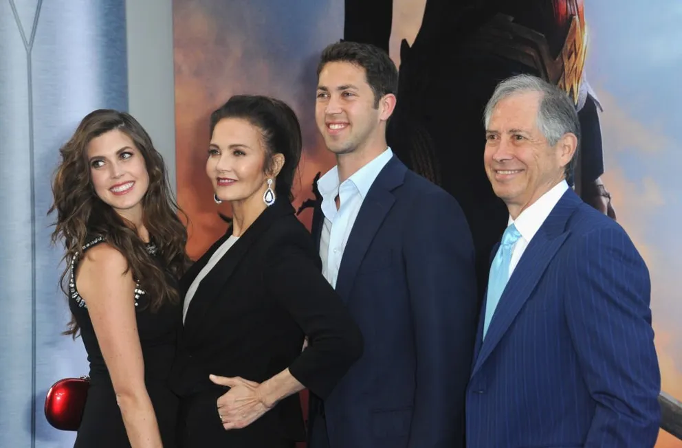 Lynda Carter, sa fille Jessica Altman, son fils James Altman et son mari Robert A. Altman arrivent à la première de "Wonder Woman" qui s'est tenue au Pantages Theatre le 25 mai 2017 à Hollywood, en Californie | Photo : Getty Images