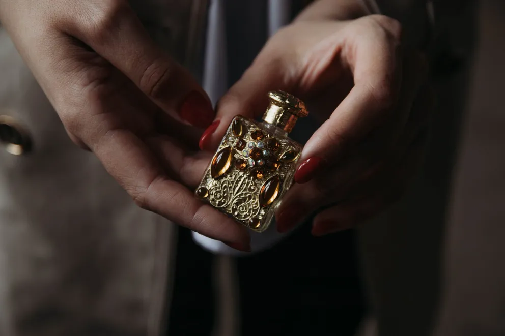 Elles ont trouvé une bouteille de parfum ornée de bijoux dans la poche d'un vieux manteau | Source : Pexels