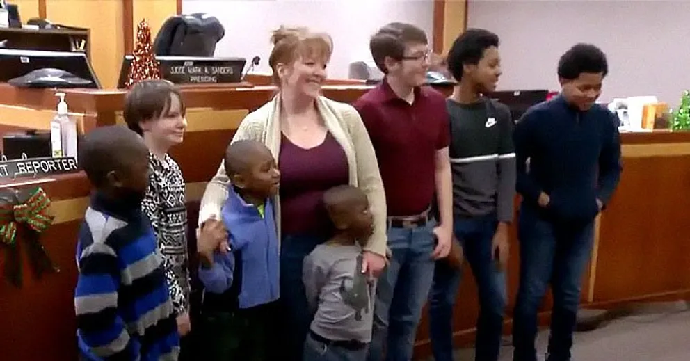 Une femme adopte officiellement six enfants comme les siens | Photo : YouTube/WISN