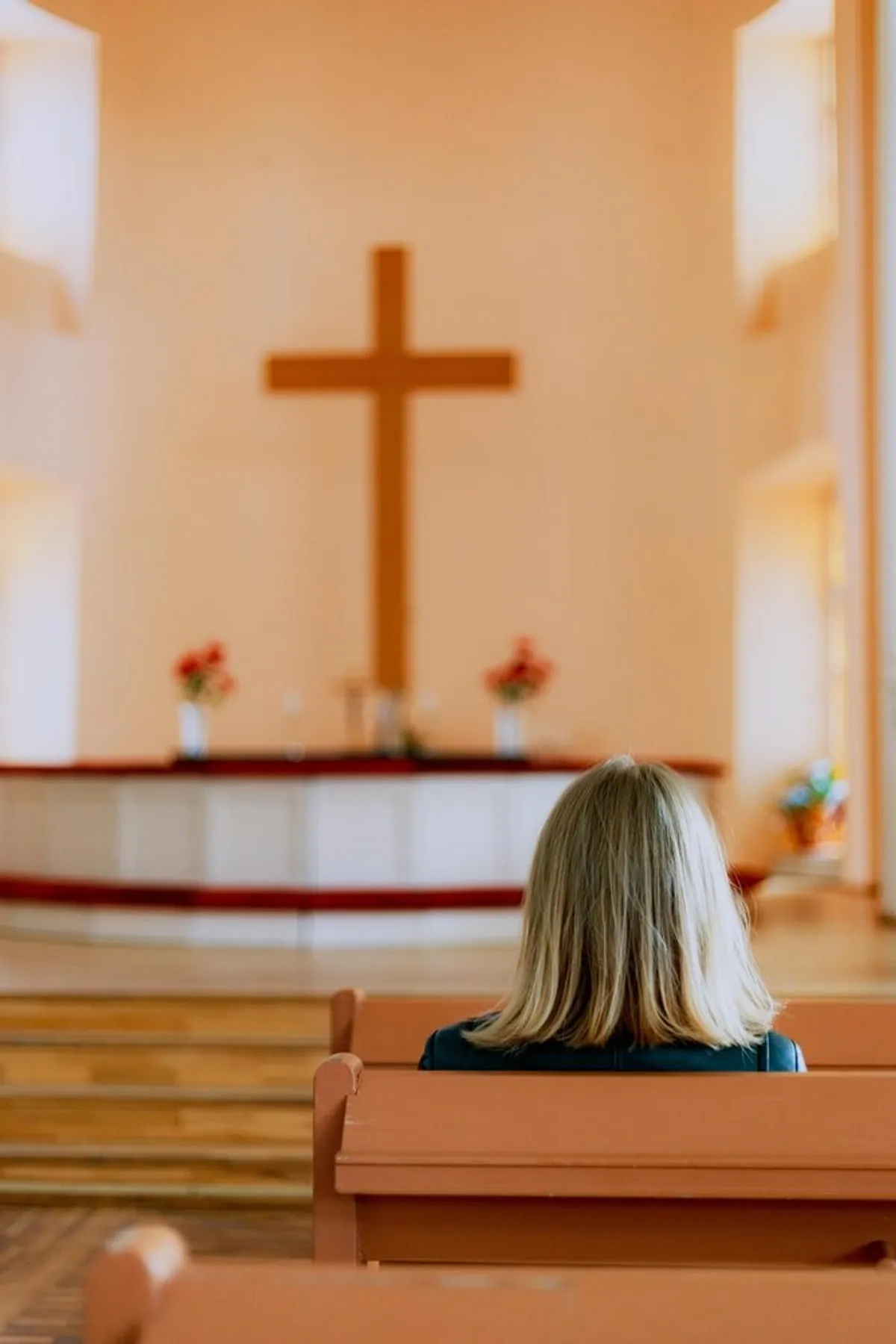 Marie n'est pas venue au service pendant deux dimanches, mais elle est revenue le troisième dimanche et était en larmes. | Photo : Unsplash