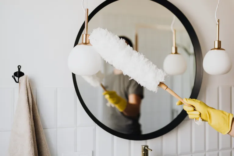 Una persona realizando la limpieza de una vivienda. | Foto: Pexels