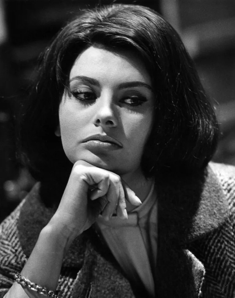 Sophia Loren, lauréate d'un Oscar historique, dans une scène de "Five Miles to Midnight", 1962. | Photo : Getty Images