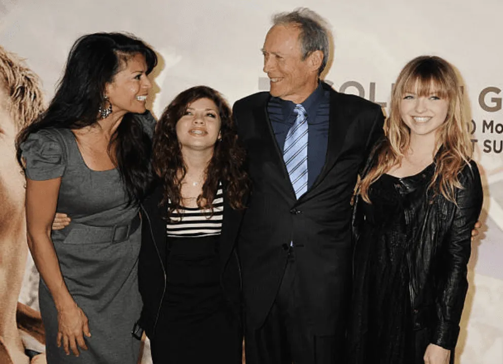 Dina Ruiz y Clint Eastwood con sus hijas Morgan y Francesca en el estreno británico de 'Invictus', 2010, Londres, Inglaterra. | Foto: Getty Images