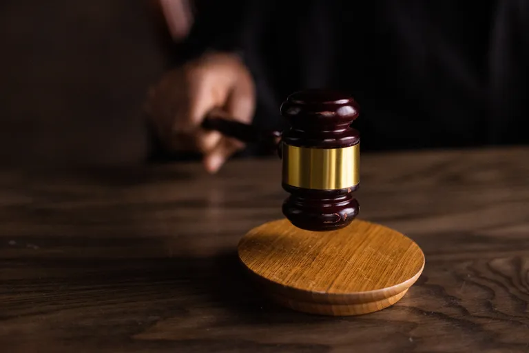 Un juez haciendo uso de su martillo en un juicio. | Foto: Pexels