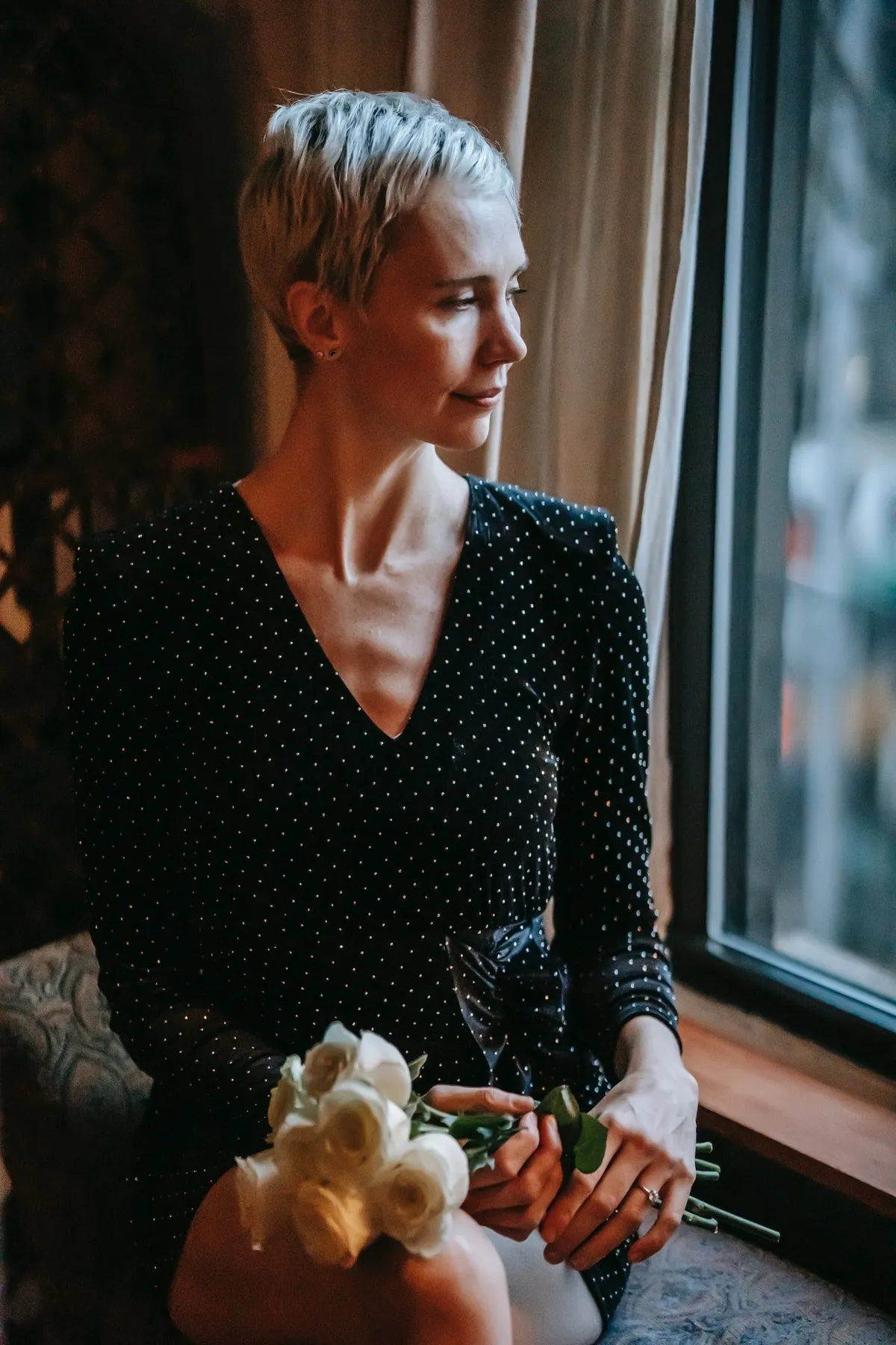 Esme était superbe dans une robe noire. | Photo : Pexels