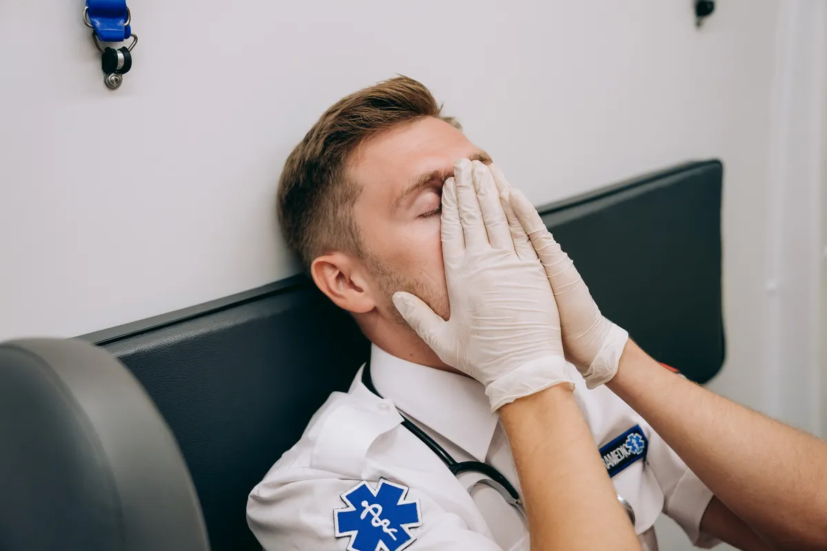 Le Dr David a réalisé qu'il avait fait une énorme erreur en maltraitant Anna | Photo : Pexels