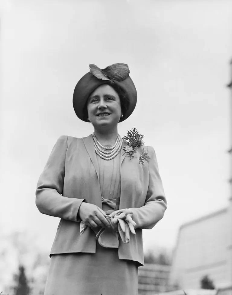 Elizabeth Bowes-Lyon, la Reine Elizabeth la Reine Mère, au Royal Lodge dans le Windsor Great Park, Royaume-Uni, avril 1940. | Photo : Getty Images