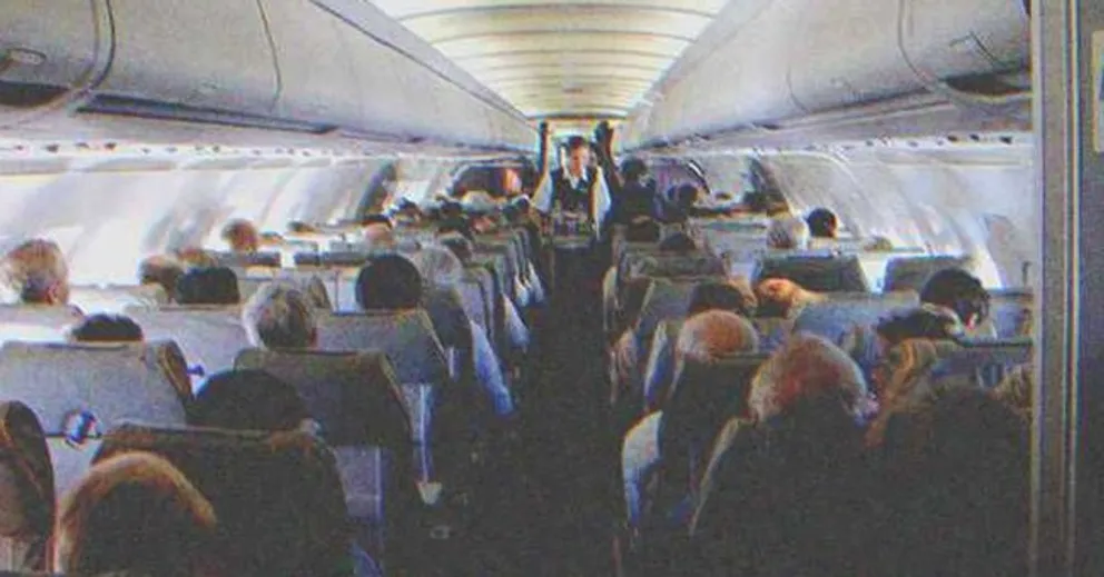 Pasajeros sentados en sus asientos en un vuelo. | Foto: Shutterstock