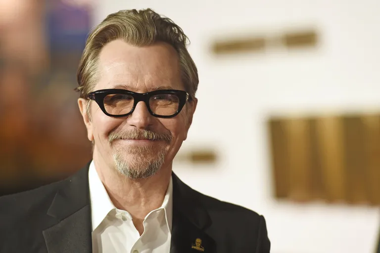 Gary Oldman en el estreno británico de 'Darkest Hour' en Odeon Leicester Square el 11 de diciembre de 2017 en Londres, Inglaterra. | Foto: Getty Images