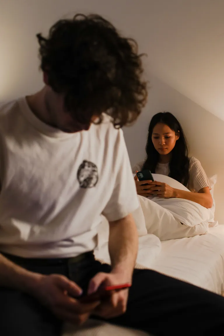 Una pareja chateando a través de sus teléfonos celulares. | Foto: Pexels