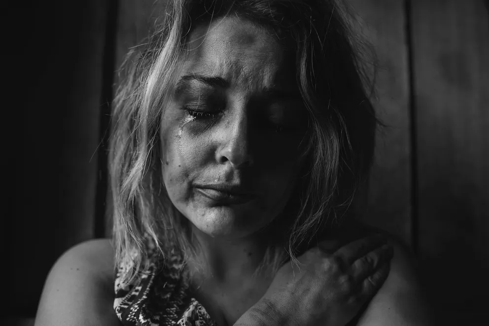 Mujer llorando. | Foto: Unsplash/Kat J