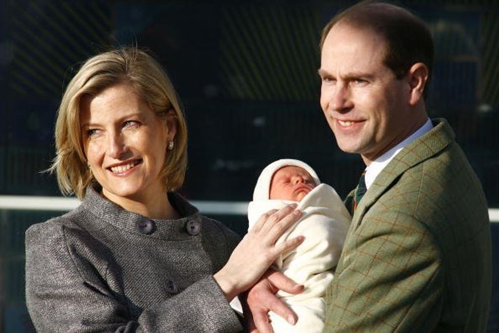 Sophie Rhys-Jones et le Prince Edward à l'hôpital de Frimley Park le 20 décembre 2007 à Frimley, en Angleterre | Source : Getty Images