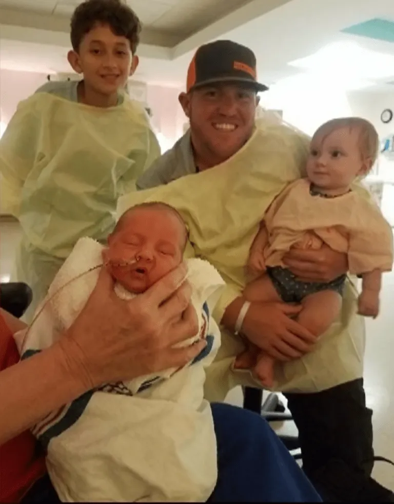 Kersey Richard carries her child on her lap accompanied by Jayden Fontenot during her visit to the hospital to see a newborn baby.  |  Source: youtube.com/KPRC 2 Click2Houston
