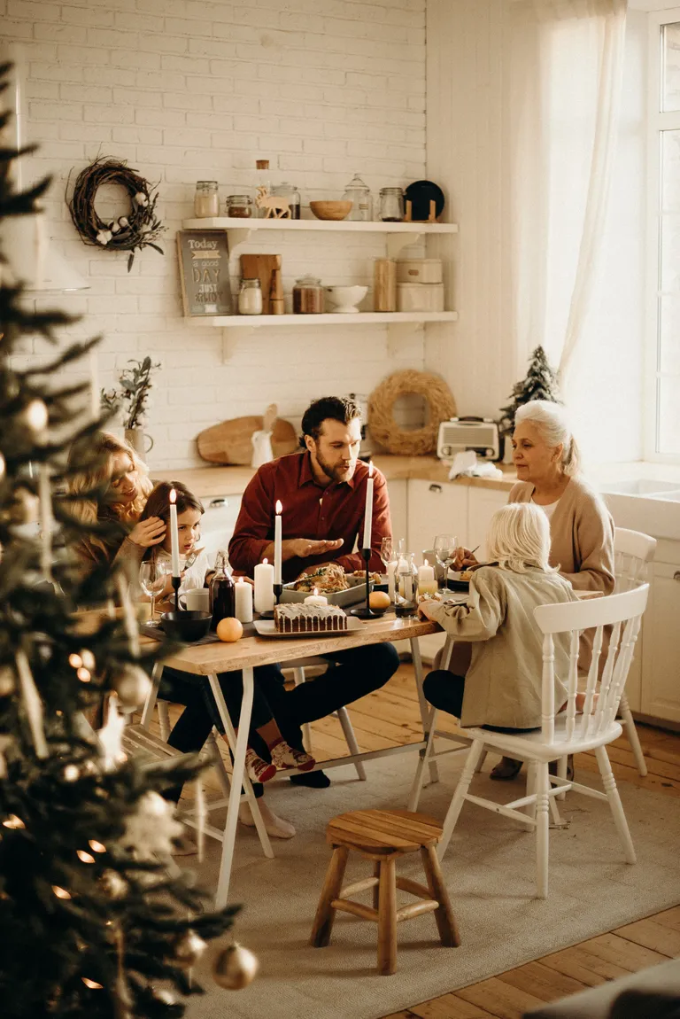 Una familia reunida alrededor de una mesa. | Foto: Pexels
