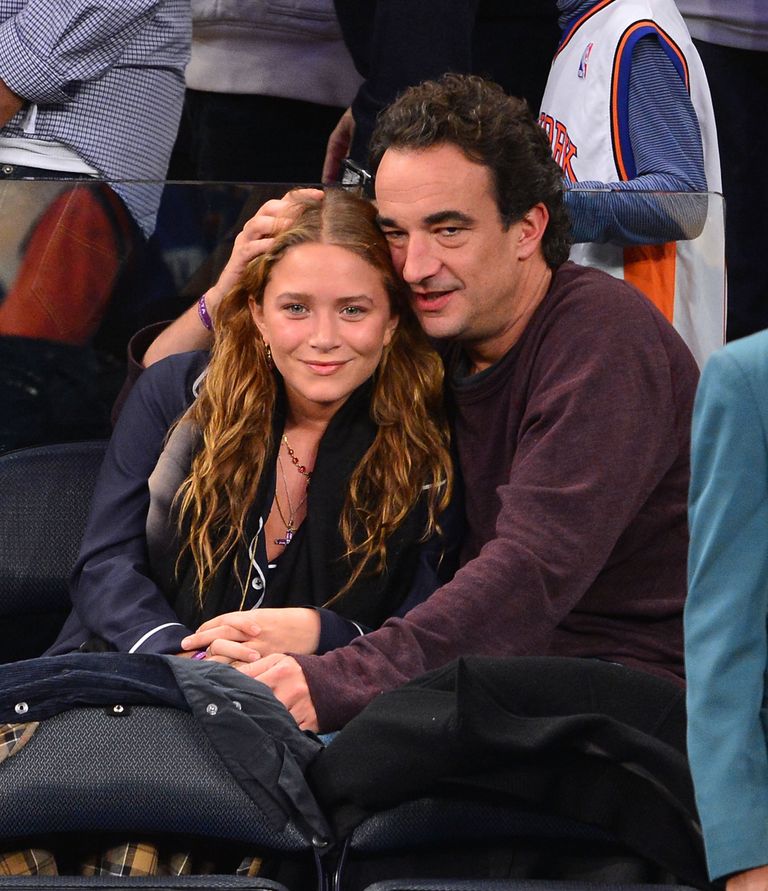 Mary-Kate Olsen y Olivier Sarkozy en el partido Dallas Mavericks vs New York Knicks en el Madison Square Garden, el 9 de noviembre de 2012 en Nueva York. | Foto: Getty Images