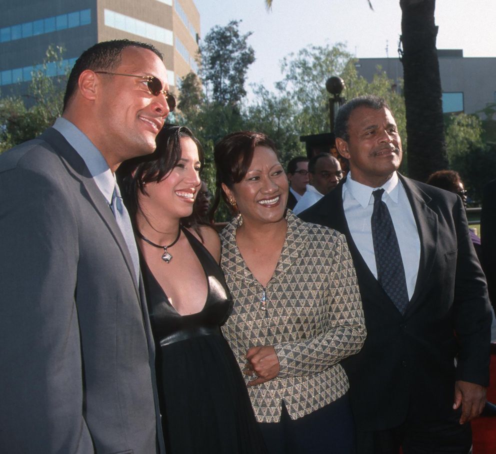 Dwayne Johnson, Dany Johnson (née Garcia), Ata Johnson (née Maivia) et Rocky Johnson à la première du film "Le retour de la momie" à Universal City, en Californie, le 29 avril 2001 | Source : Getty Images