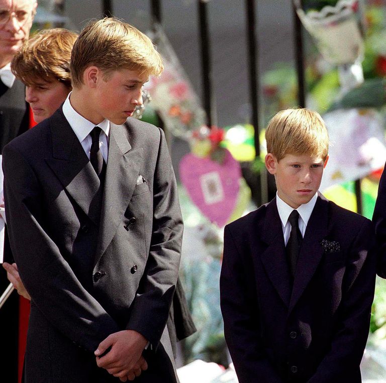 El príncipe William y el príncipe Harry en el exterior de la Abadía de Westminster durante el funeral de Diana, princesa de Gales, el 6 de septiembre de 1997. | Foto: Getty Images
