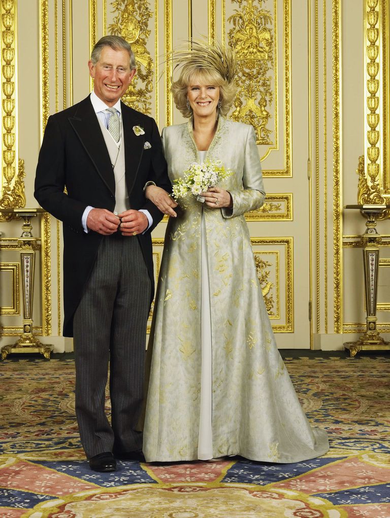 Les jeunes mariés, le roi Charles et la reine consort Camilla, duchesse de Cornouailles, dans le salon blanc du château de Windsor, le 9 avril 2005 à Windsor, en Angleterre. | Source : Getty Images