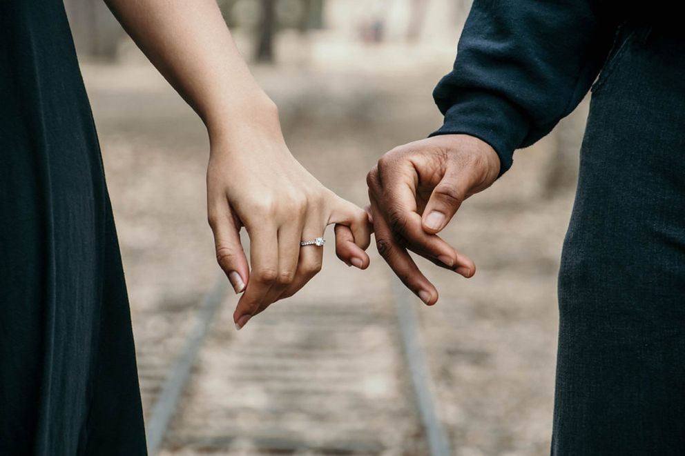 Una pareja tomada de la mano. | Foto: Pexels