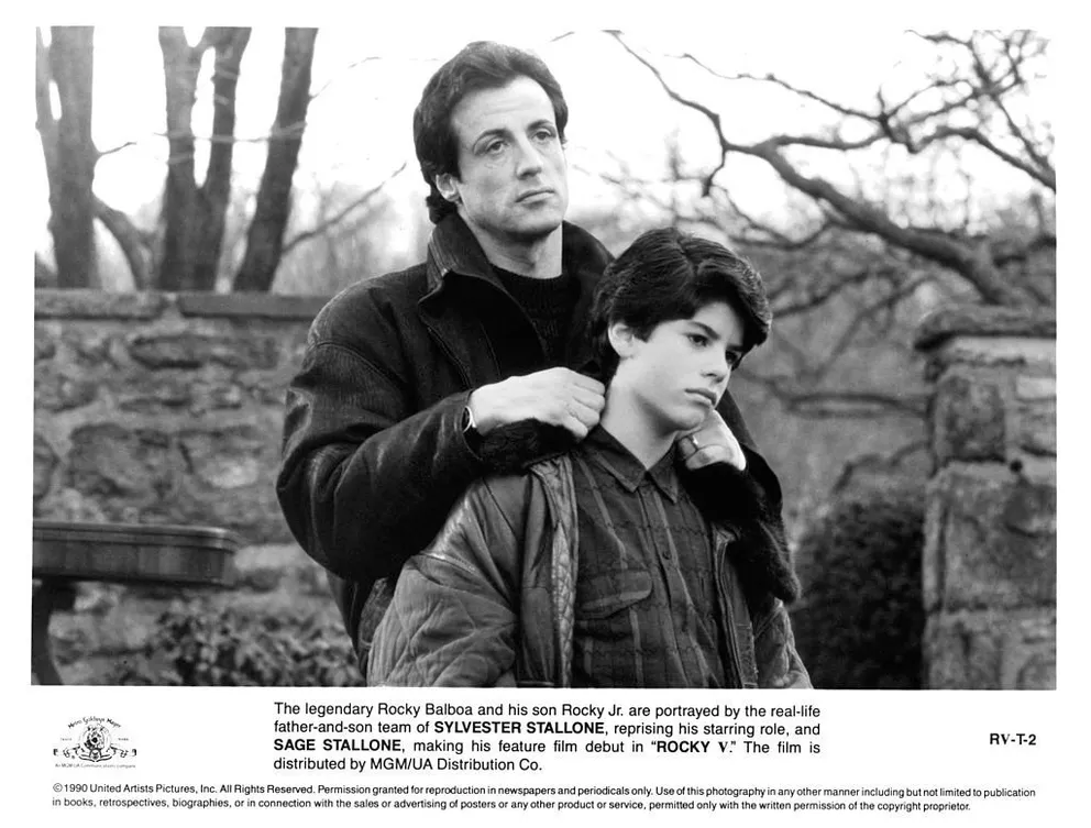 L'acteur Sylvester Stallone et son fils Sage Stallone sur le tournage du film "Rocky V" de la MGM/UA en 1990. | Source : Getty Images