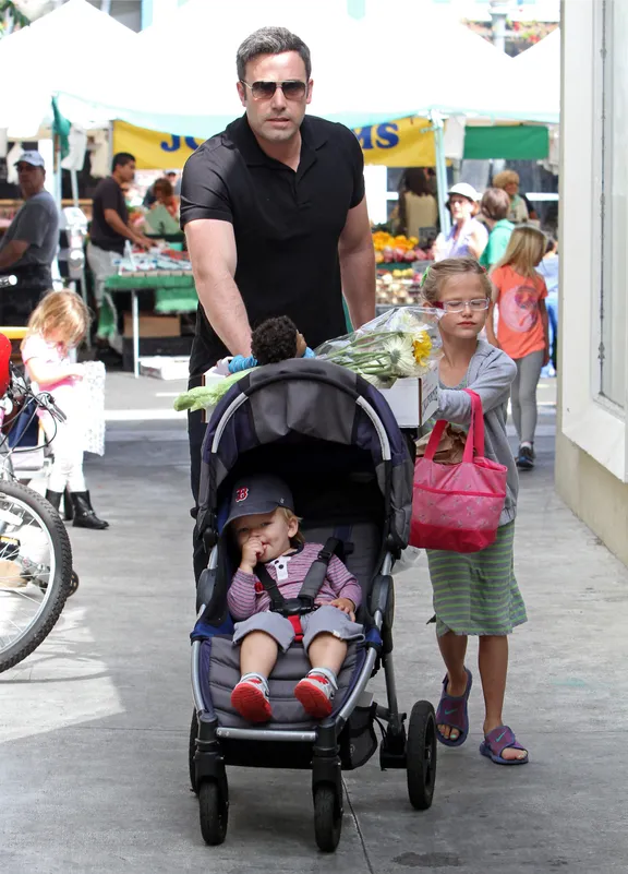 Ben, Violet y Samuel Affleck, el 11 de agosto de 2013, en Los Ángeles. | Foto: Getty Images