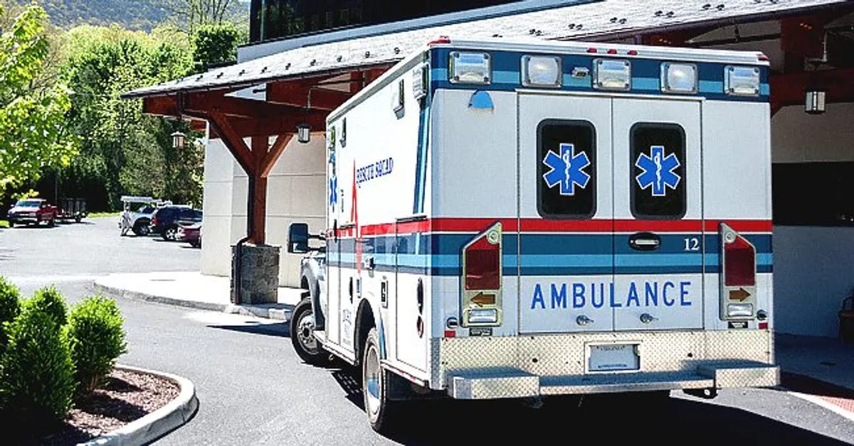 Photo of an ambulance parked outside a hospital. | Photo: Shutterstock
