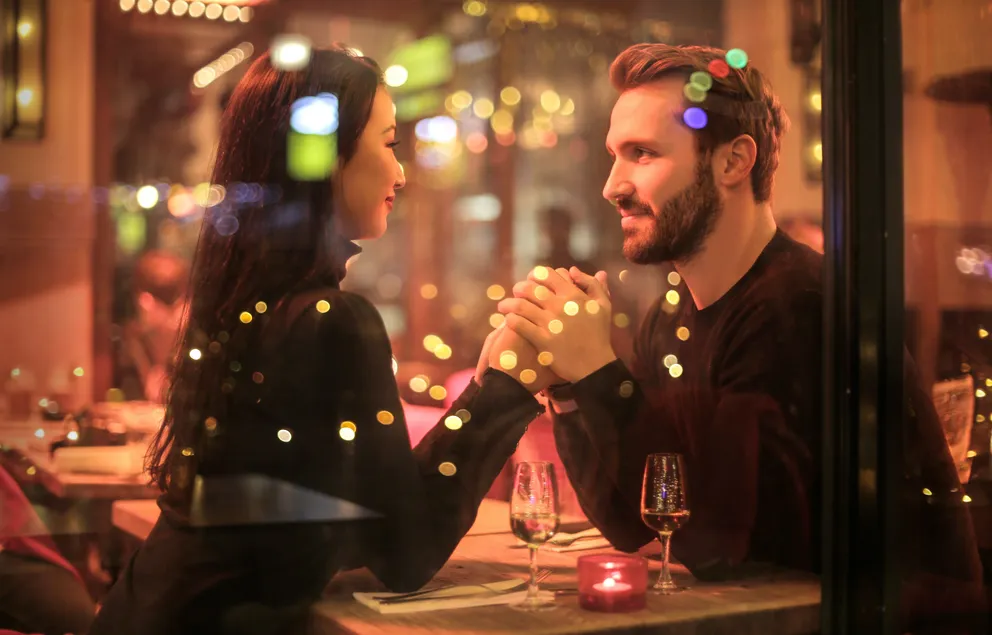 Una pareja durante una cita romántica. | Foto: Pexels