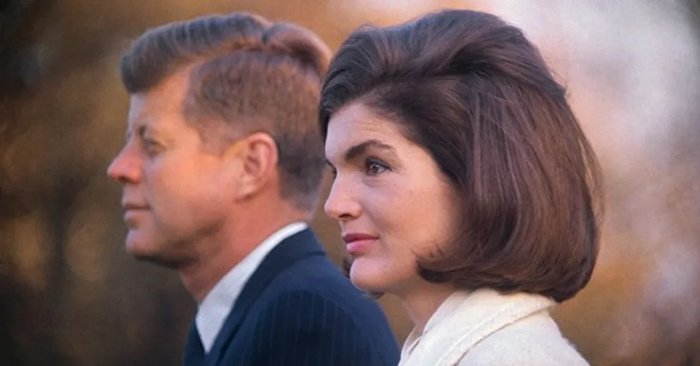 John F. Kennedy et Jacqueline "Jackie" Kennedy sur la pelouse de la Maison Blanche alors qu'ils assistent à une partie du spectacle du Black Watch Royal Highland Regiment à Washington, D.C. | Photo : Getty Images