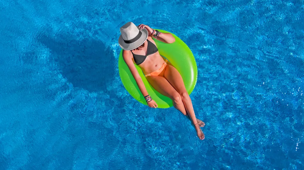 Una mujer sentada en un flotador en una piscina. | Foto: Shutterstock