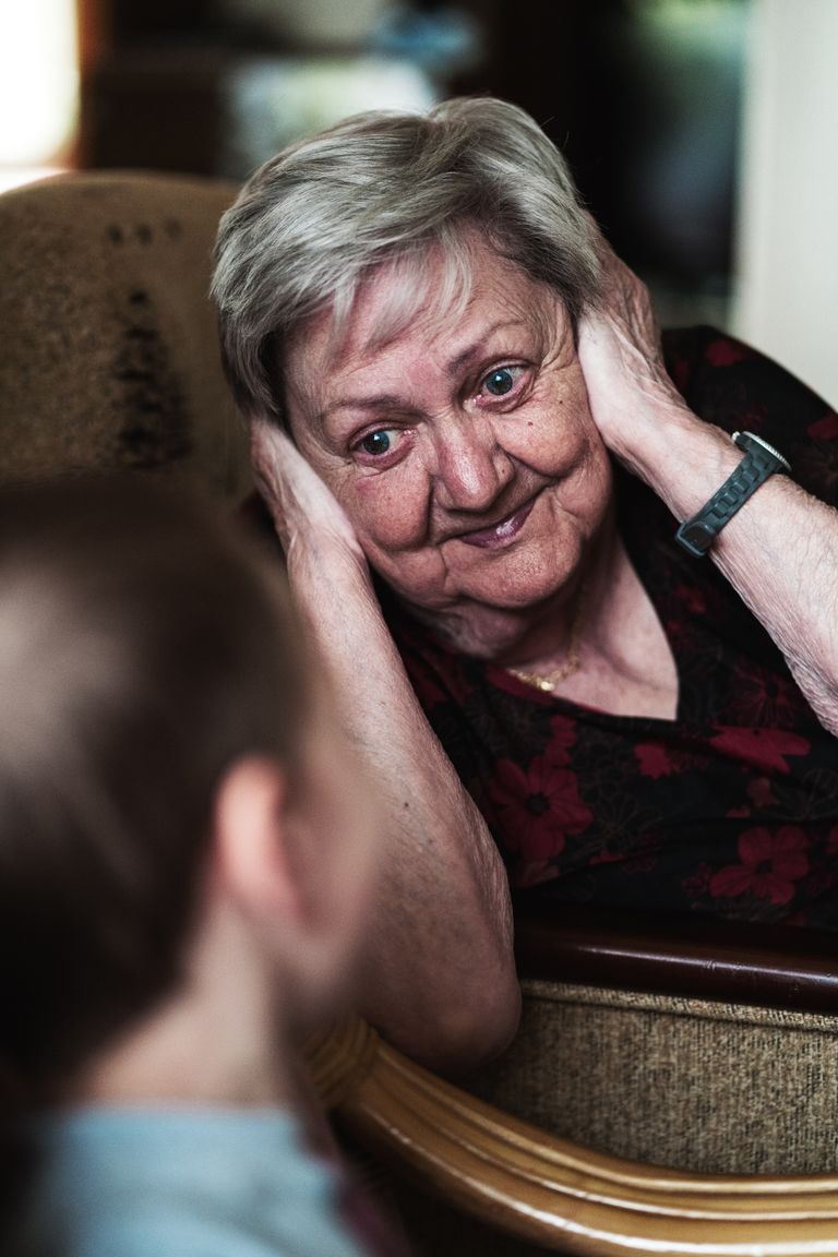 Una anciana sonriente compartiendo con un niño. | Foto: Unsplash