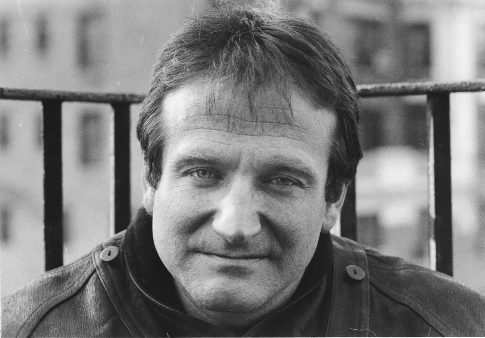 Robin Williams posa para un fotógrafo en el Hotel Carlyle en Manhattan, Nueva York, el 8 de diciembre de 1987. | Foto: Getty Images
